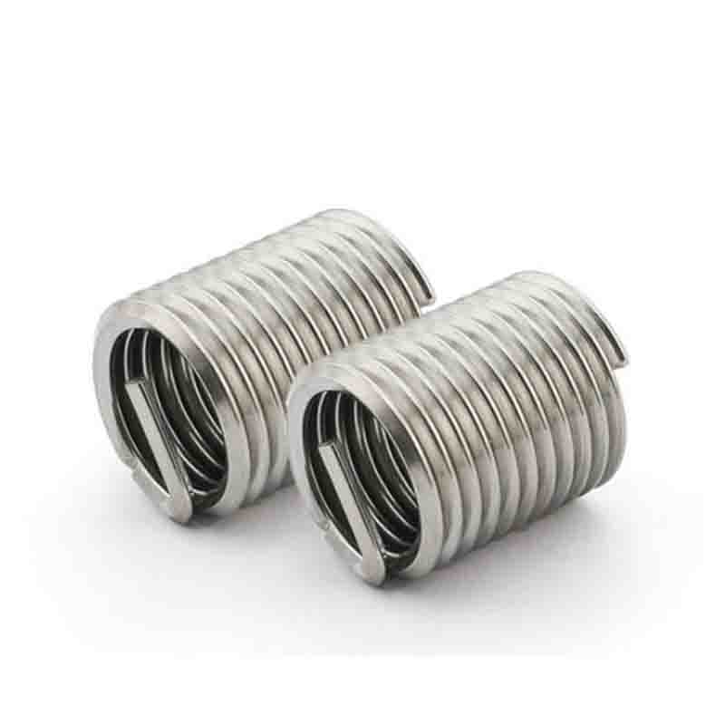 Traadi spiraalne kruvi varrukas